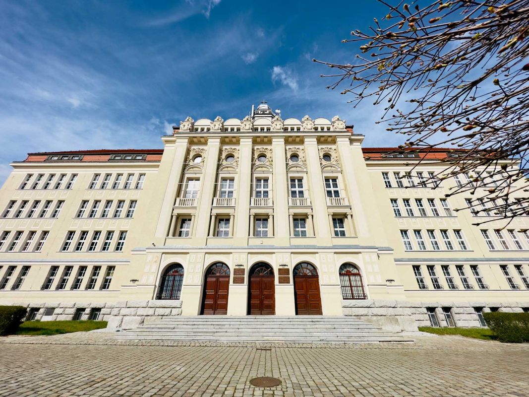 Епископская курия Легницкая