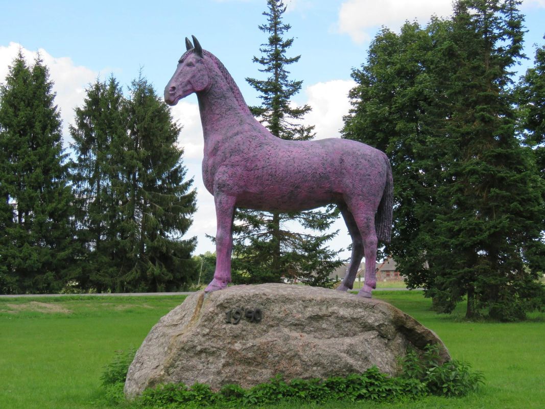 Памятник лошади в Луунья