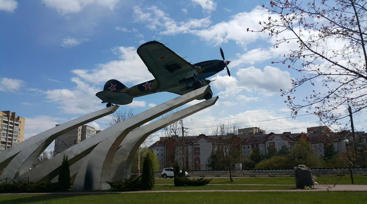 Памятник штурмовику ИЛ-2 