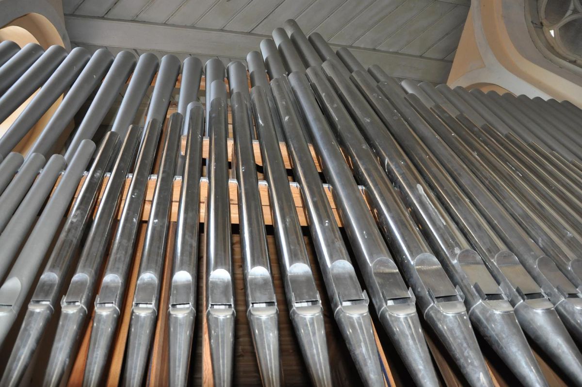 Церковь в Урвасте и кладбище на берегу озера Ухтъярв