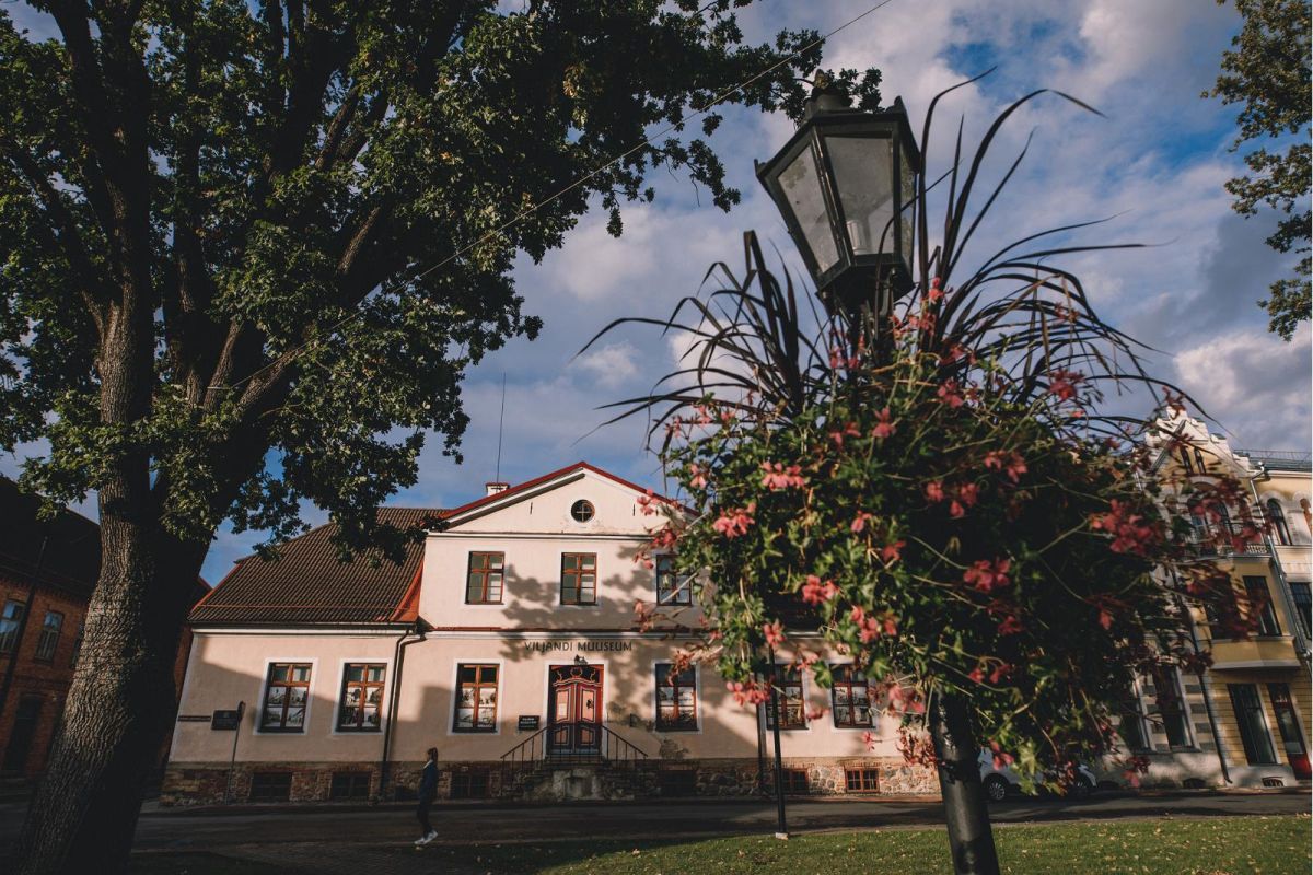 Скульптура «Мальчик с рыбой» на площади им. Йохана Лайдонера