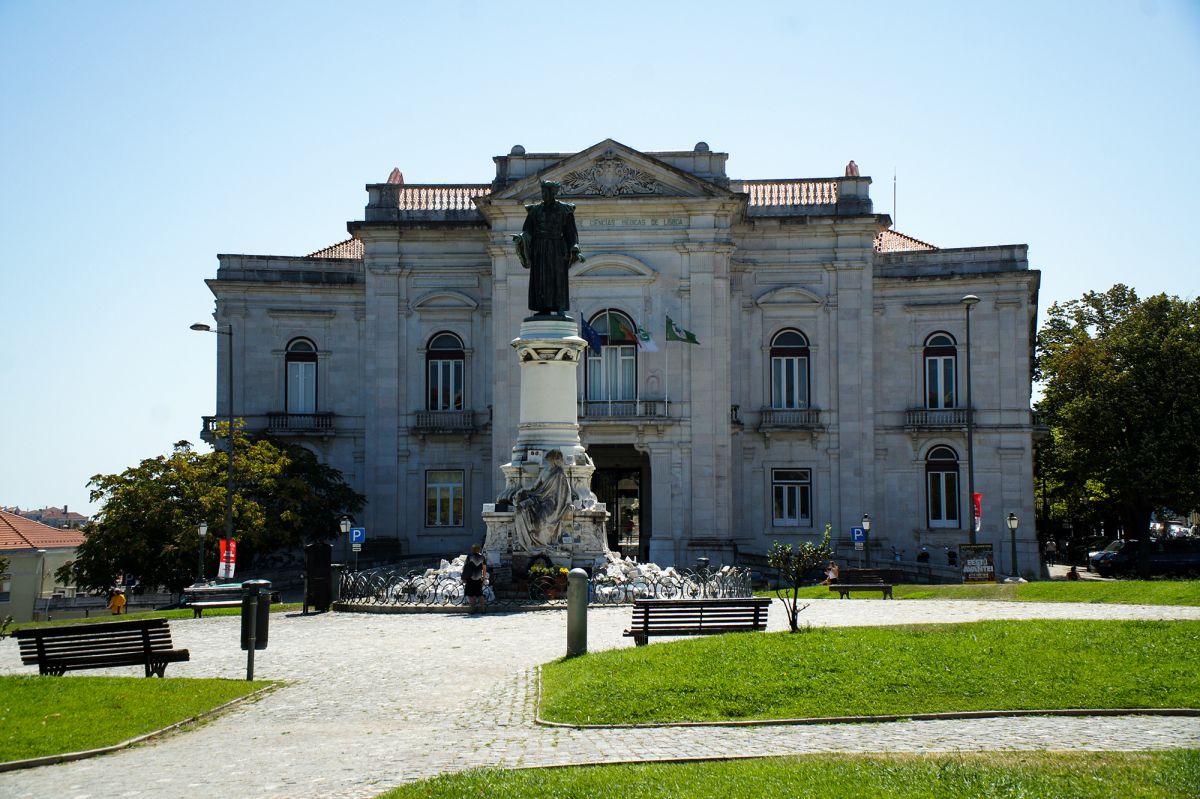 Нова медицинская школа