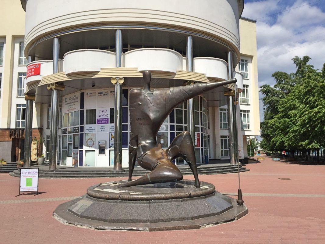 Памятник строителю