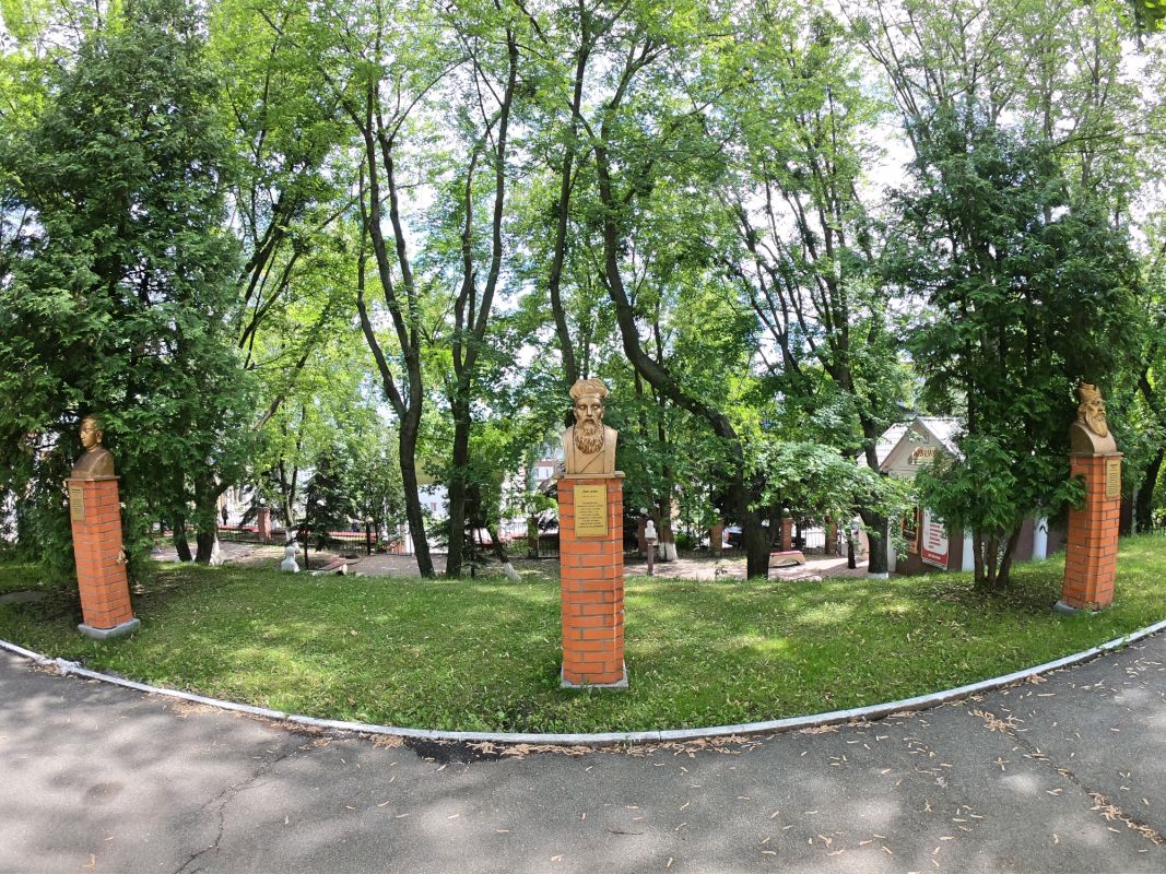 Памятник Лао-Цзы на территории Межрегиональной академии управления персоналом