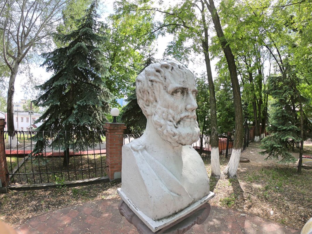 Памятник Аристотелю на территории Межрегиональной академии управления персоналом