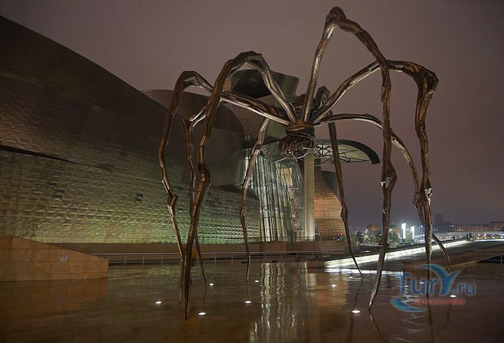 Скульптура паучихи Маман в Токио