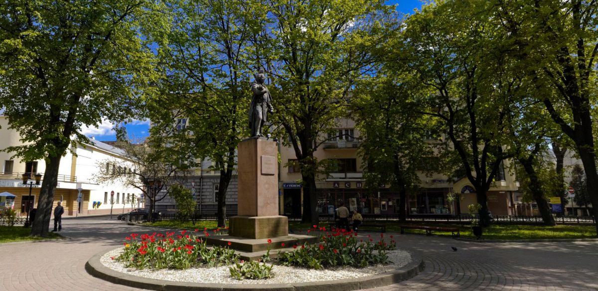 Памятник Адаму Мицкевичу в Ивано-Франковске