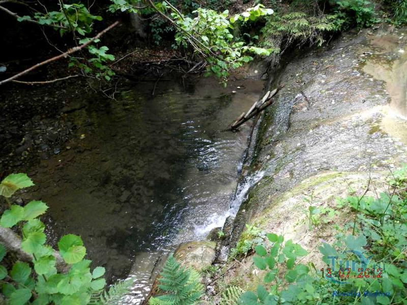 Водопад возле крепости Тустан