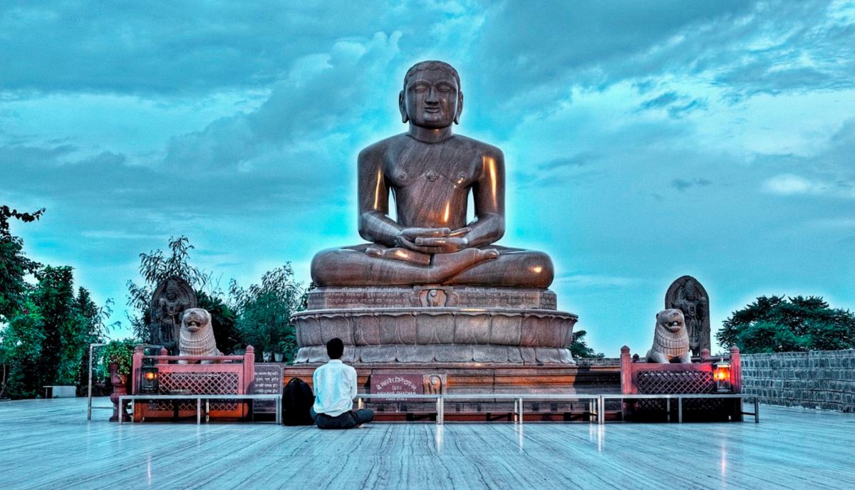 Храм Ахимса Стхал (Статуя Махавиры)