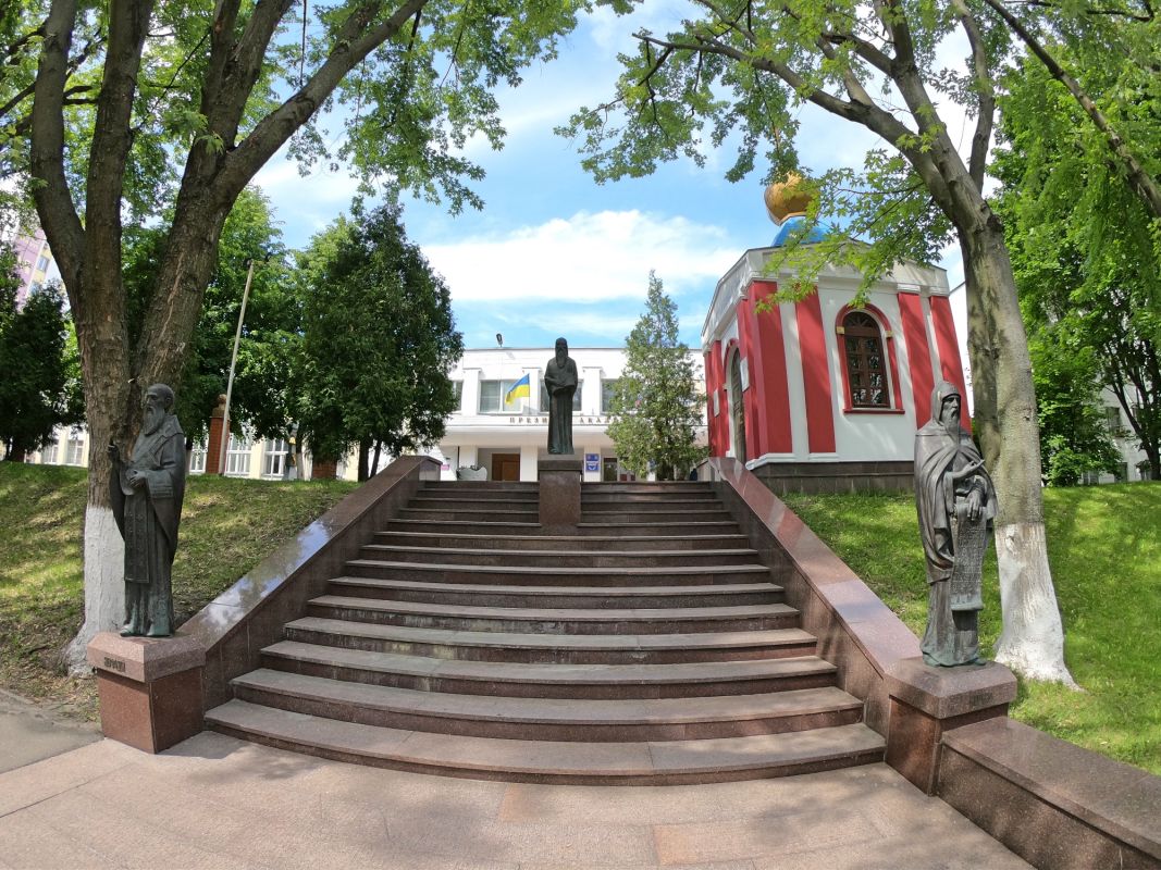 Памятник Нестору Летописцу на территории Межрегиональной академии управления персоналом