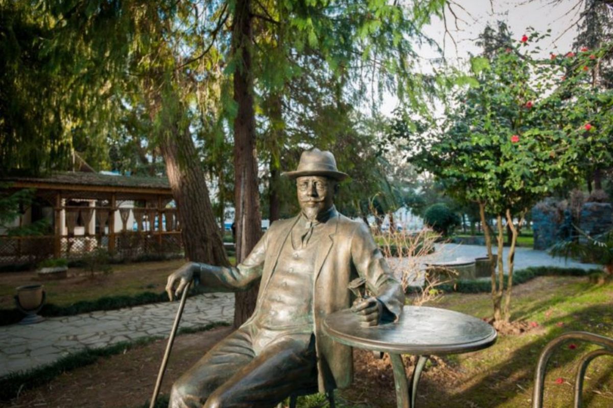 Памятник Михаилу Д’Aльфонсу в Батуми