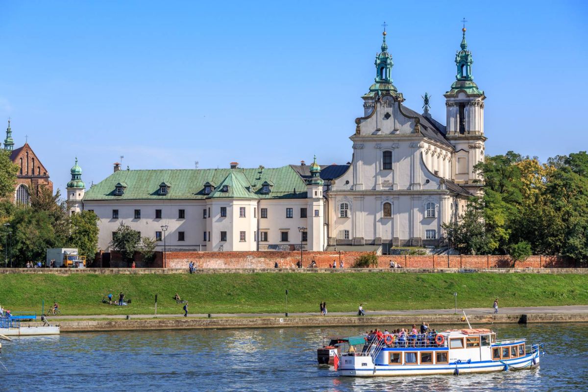 Костел на взгорье Скалка