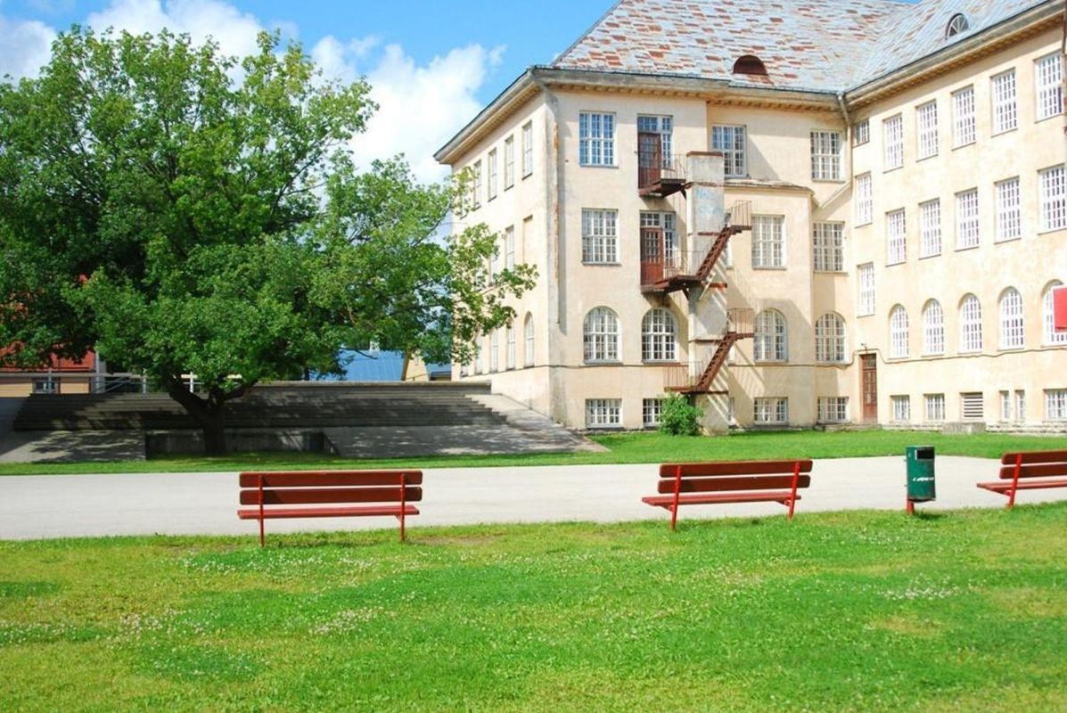 Здание Ляэнемааской Общей гимназии