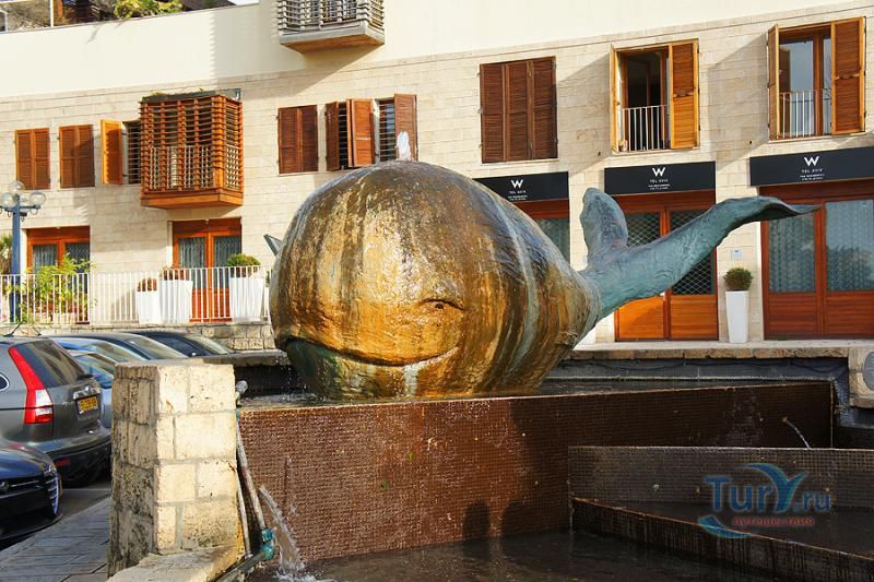 Фонтан со скульптурой кита в Яффе