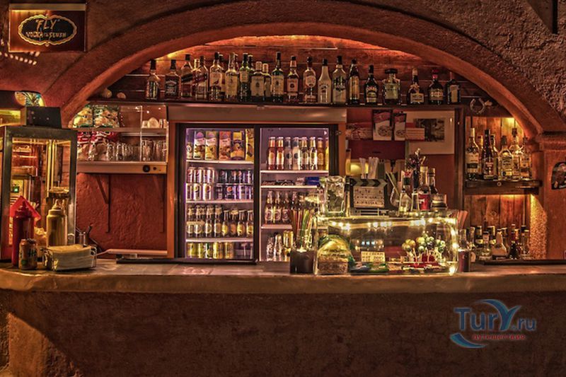 Кинотеатр под открытым небом в Камари