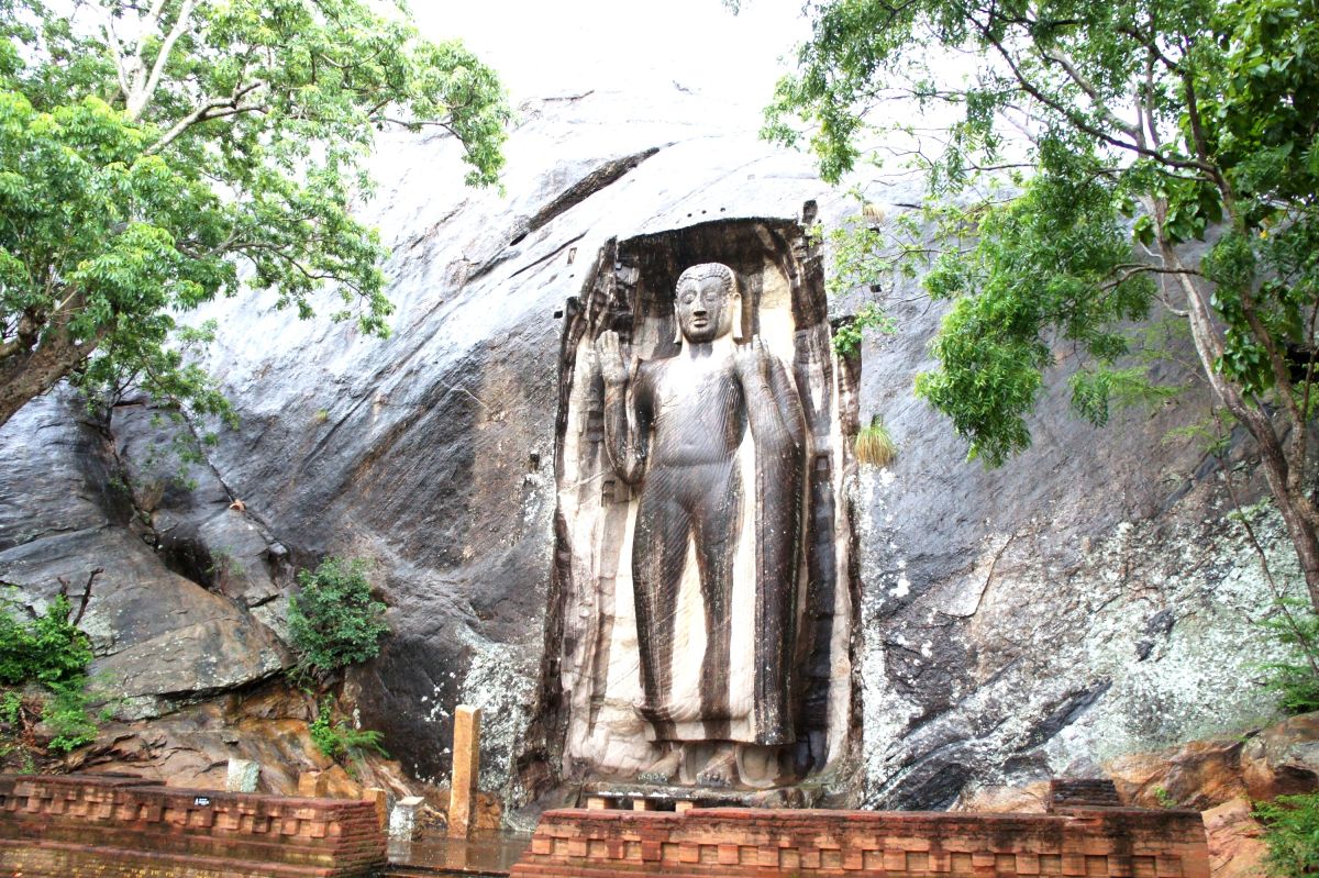 Пещерные храмы и статуя Будды в Сассеруве (Рас Вехере)