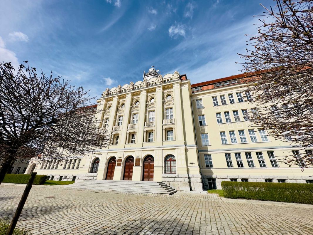 Площадь Орлят Львовских