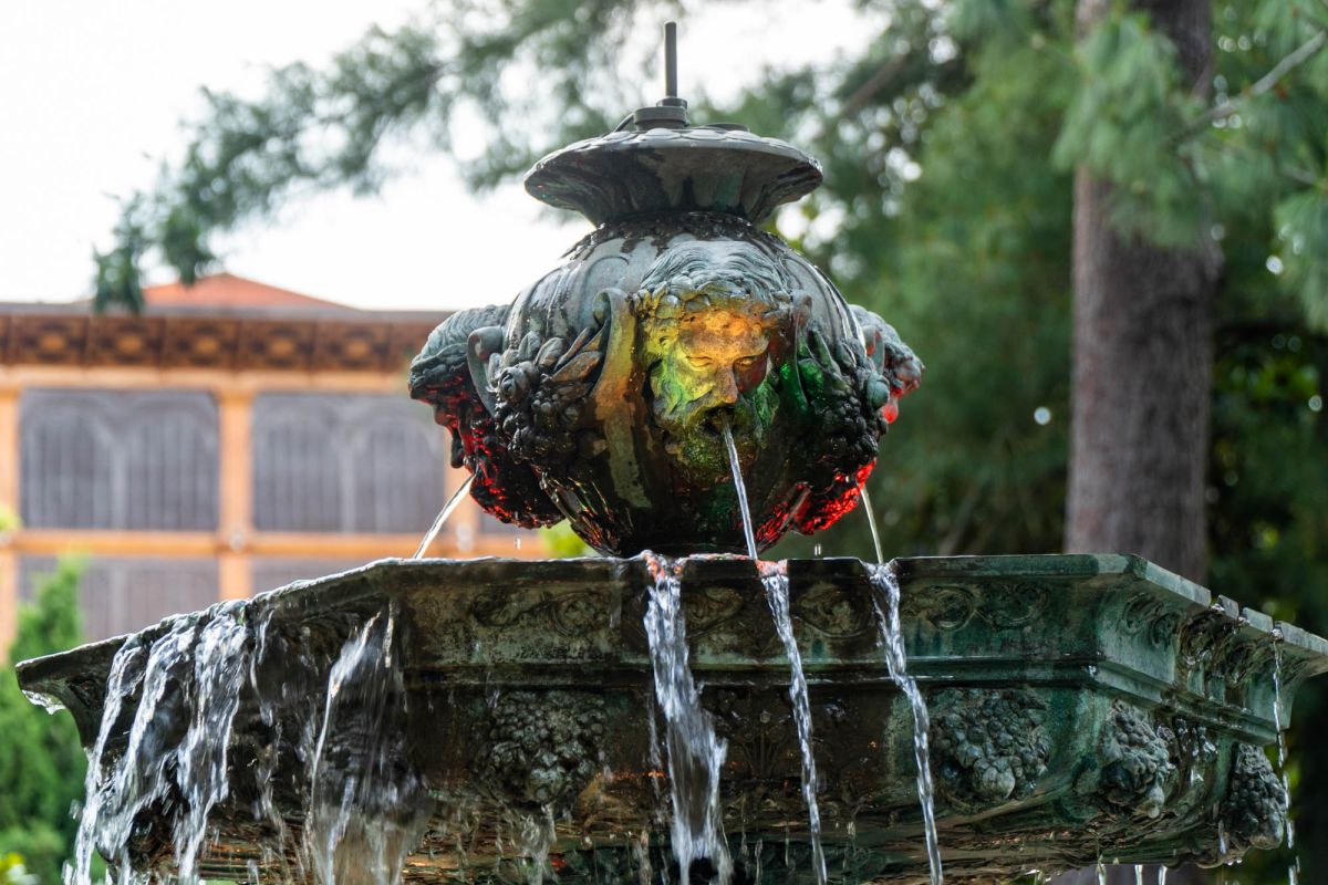 Фонтан рядом с летним театром