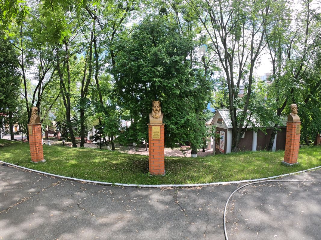 Памятник Конфуцию на территории Межрегиональной академии управления персоналом