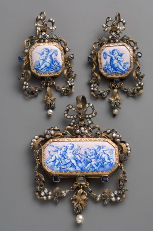 Выставка ИСКУССТВО, ЖИЗНЬ в музее декоративно-прикладного искусства