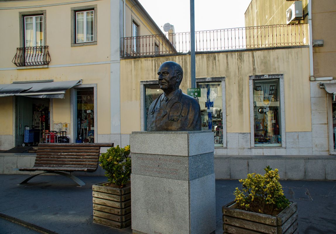 Скульптурный бюст доктора Хоакима Симпличио душ Сантуша