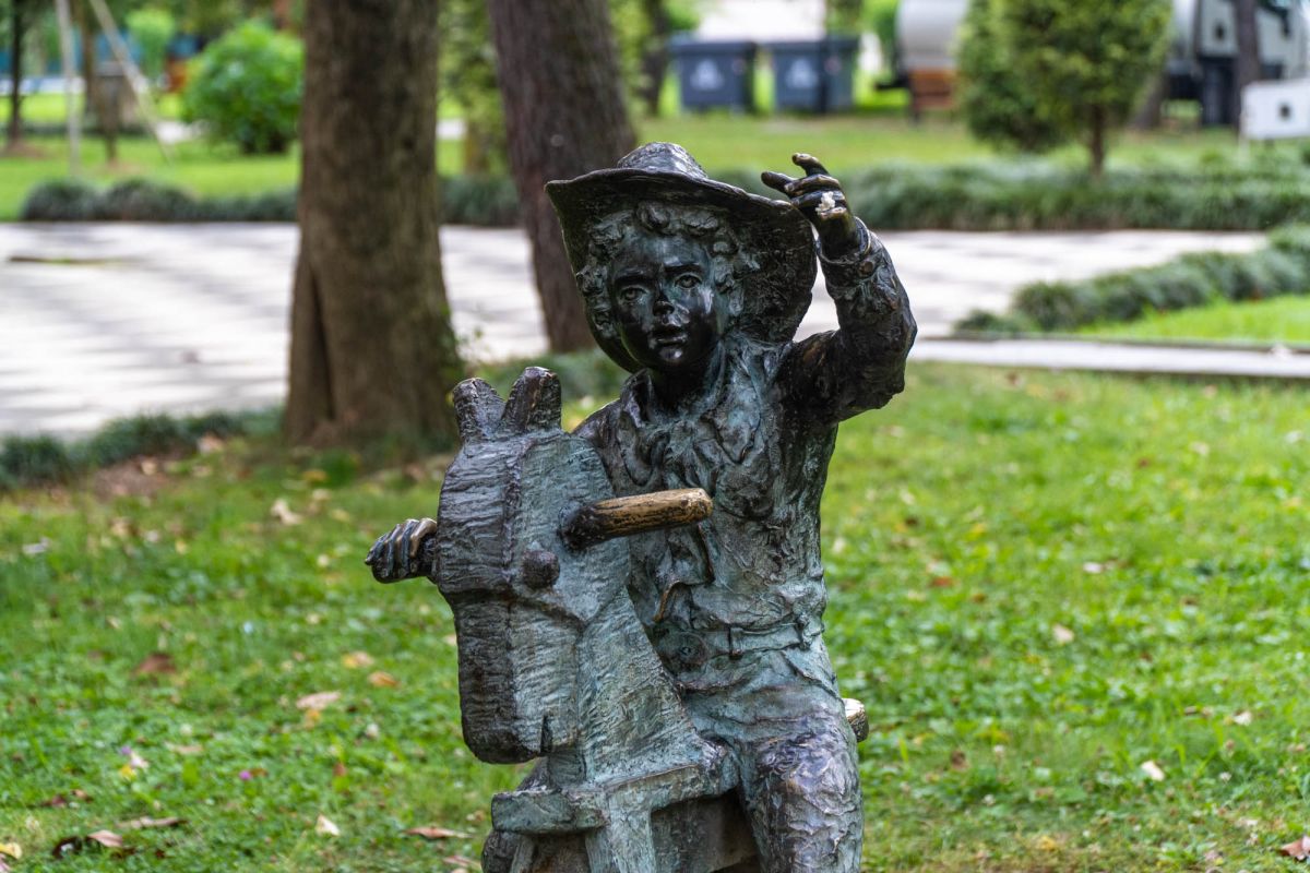 Скульптура мальчик на лошадке