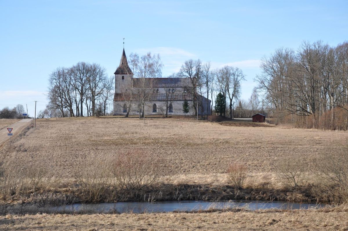 Церковь в Урвасте и кладбище на берегу озера Ухтъярв