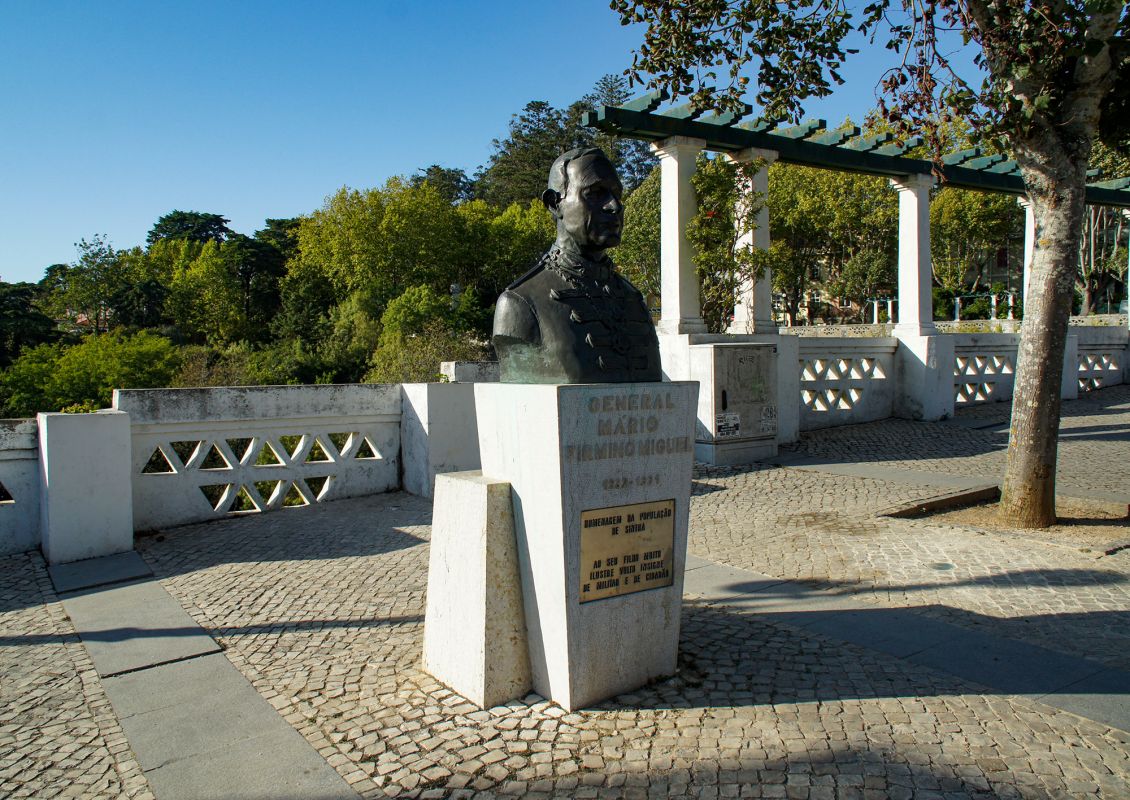 Скульптурный бюст генерала Марио Фирмино Мигеля