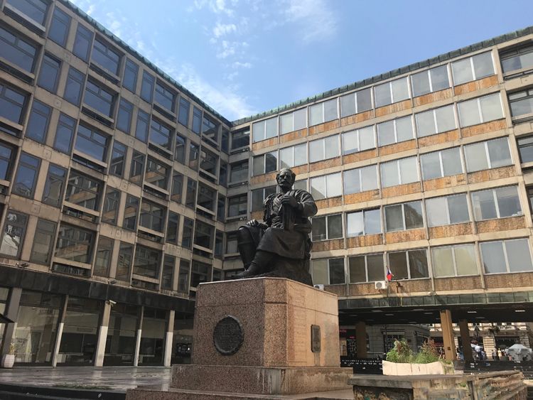 Памятник Петру II Петровичу Негошу - плато перед философским факультетом