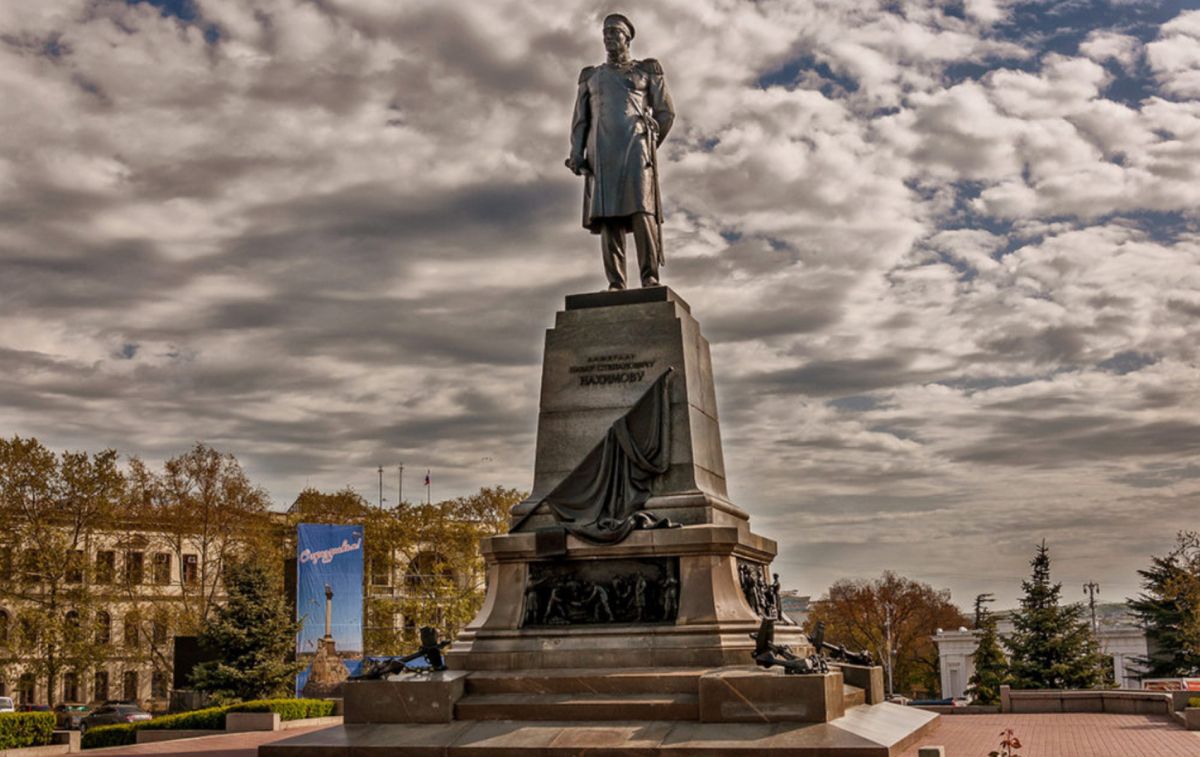 Памятник Адмиралу Нахимову