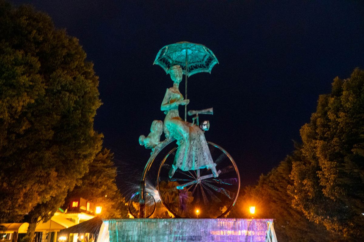 Женщина на Велосипеде Пенни Фартинг