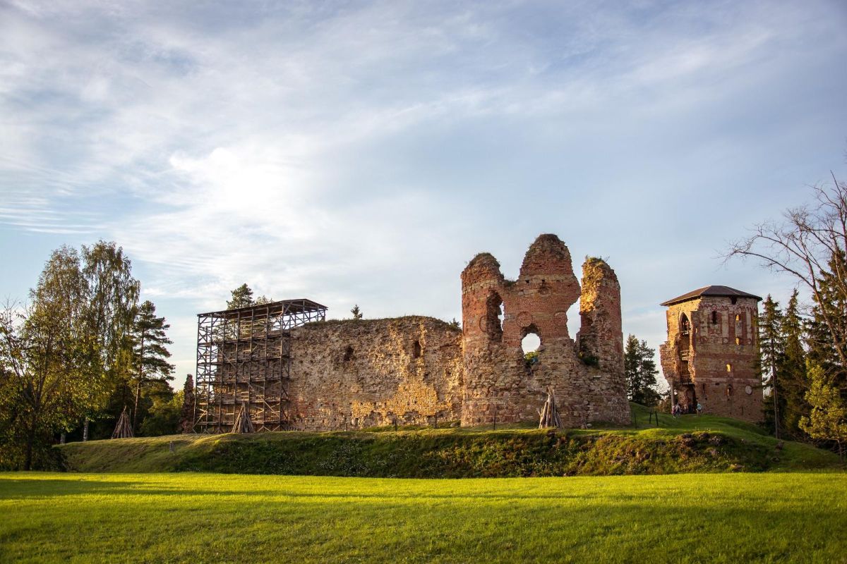 Развалины епископского замка Вастселийна