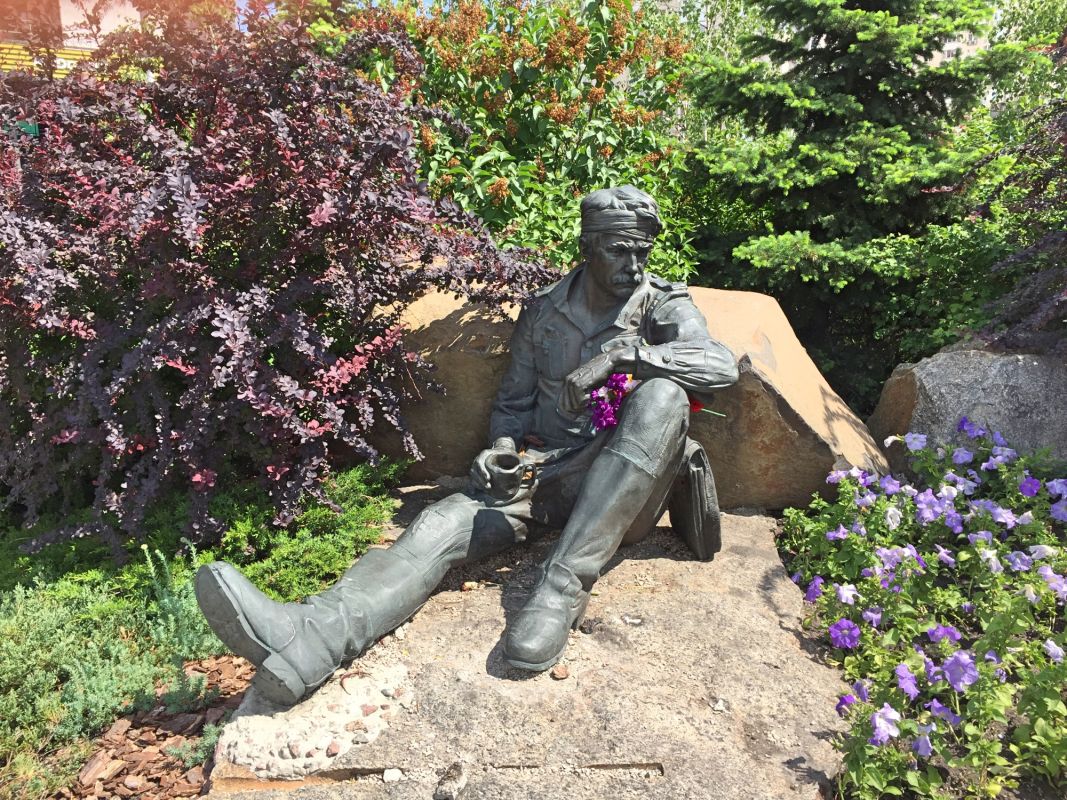 Памятник воинам-освободителям (ВОВ) возле станции метро «Минская»