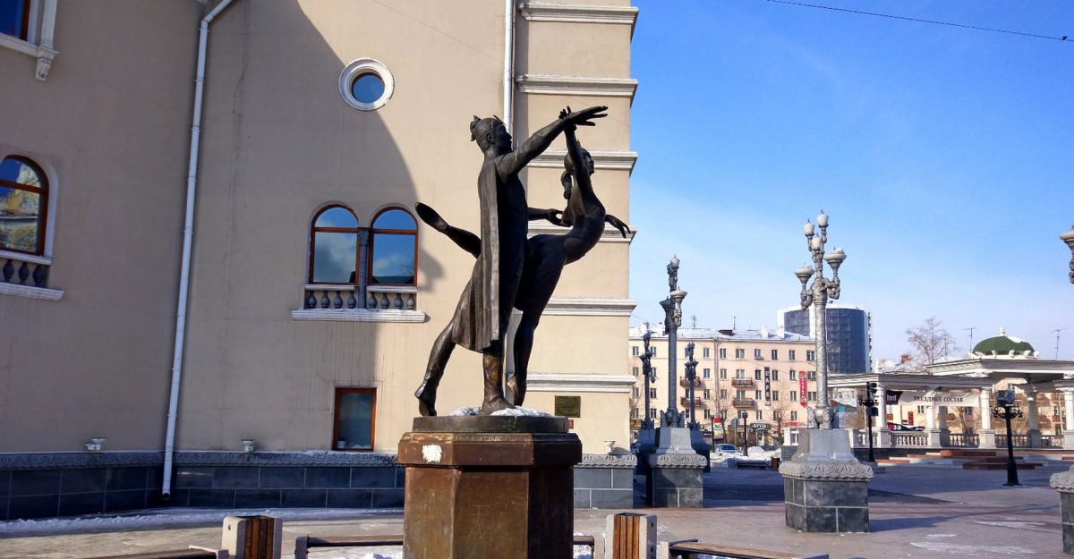 Памятник «Красавица Ангара» Петру Абашеву и Ларисе Сахьяновой