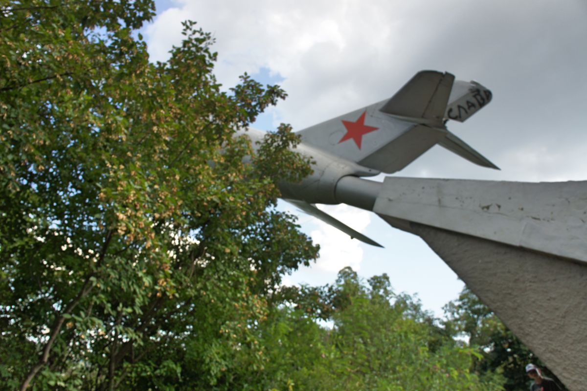 Памятник в честь Второй воздушной армии (МИГ-15)