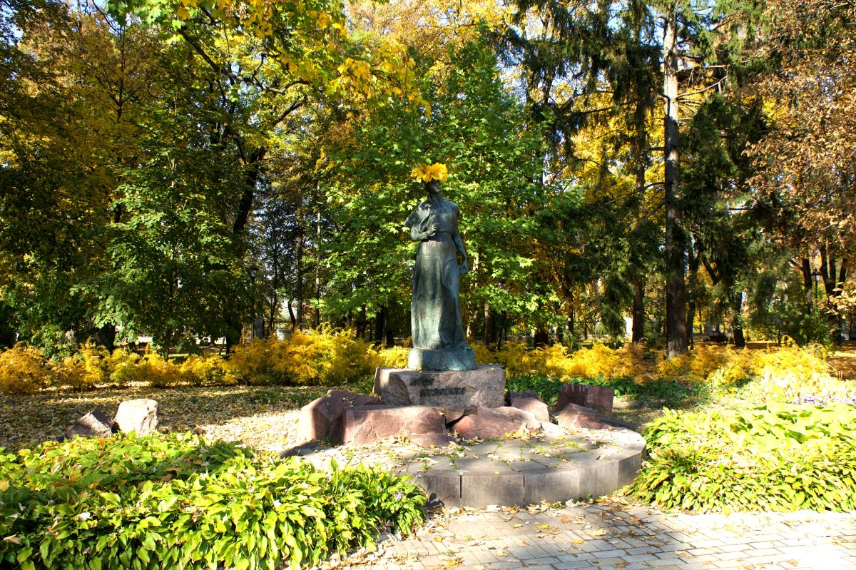 Памятник Украинке Лесе напротив Мариинского дворца