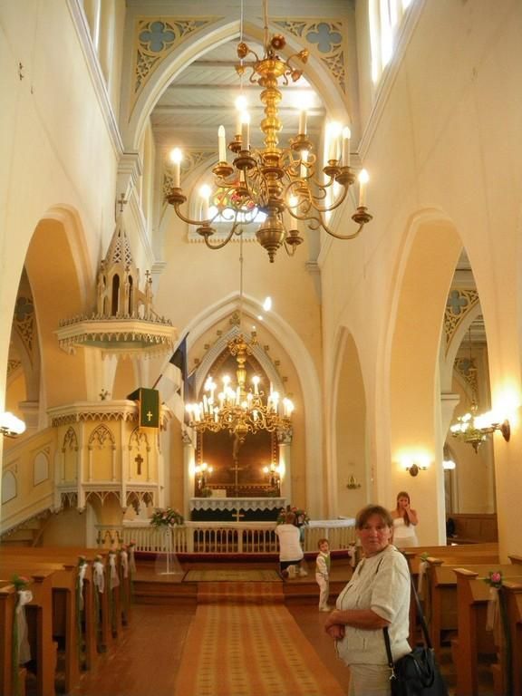 Церковь в Урвасте и кладбище на берегу озера Ухтъярв