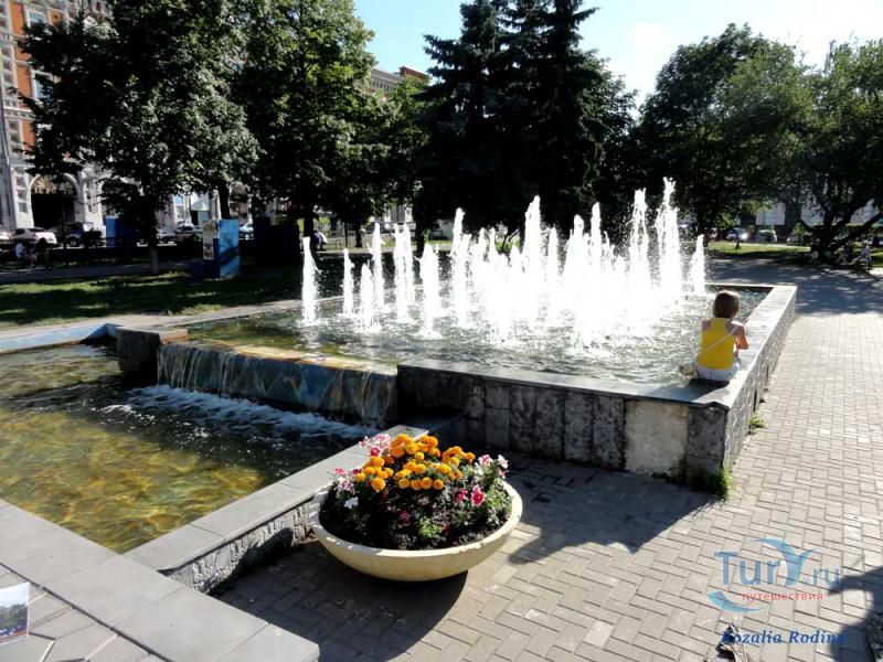 Сквер на площади Маркина у Речного вокзала