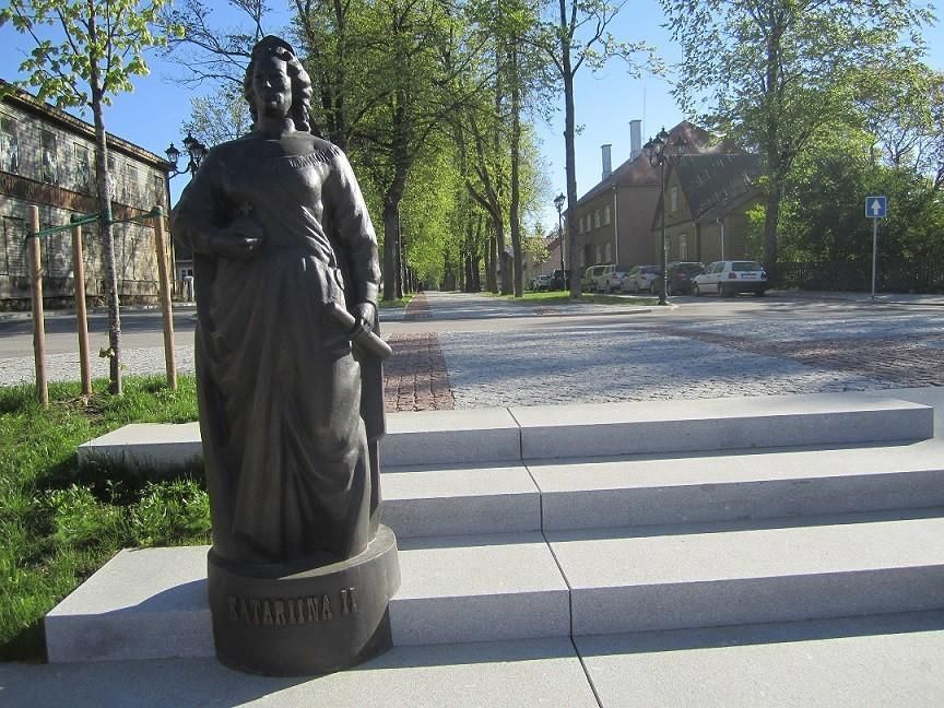 Памятник Фр. Р. Крейцвальду и парк на берегу озера Тамула