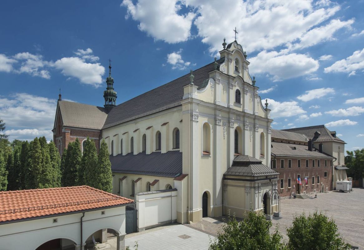 Костел и монастырь цистерцианцев в районе Могила
