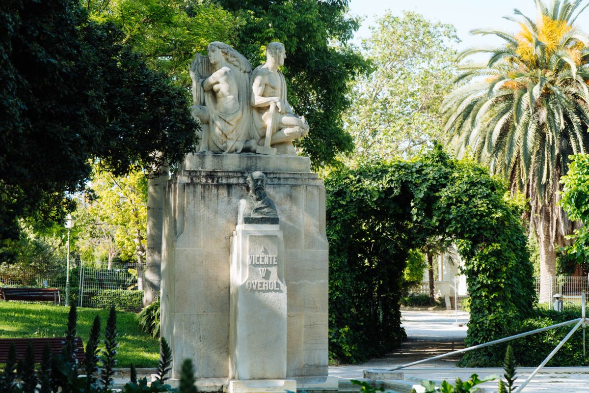 Памятник Висенте В Керолю