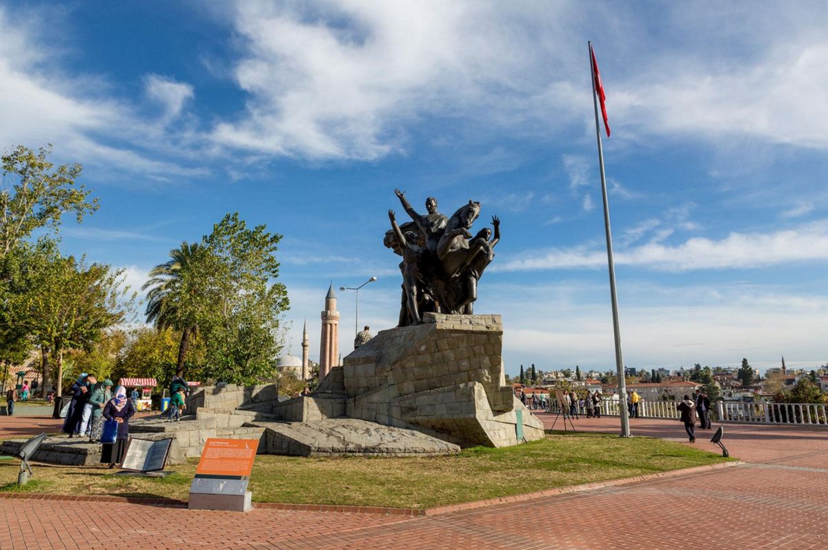 Памятник Ататюрку в Анталье