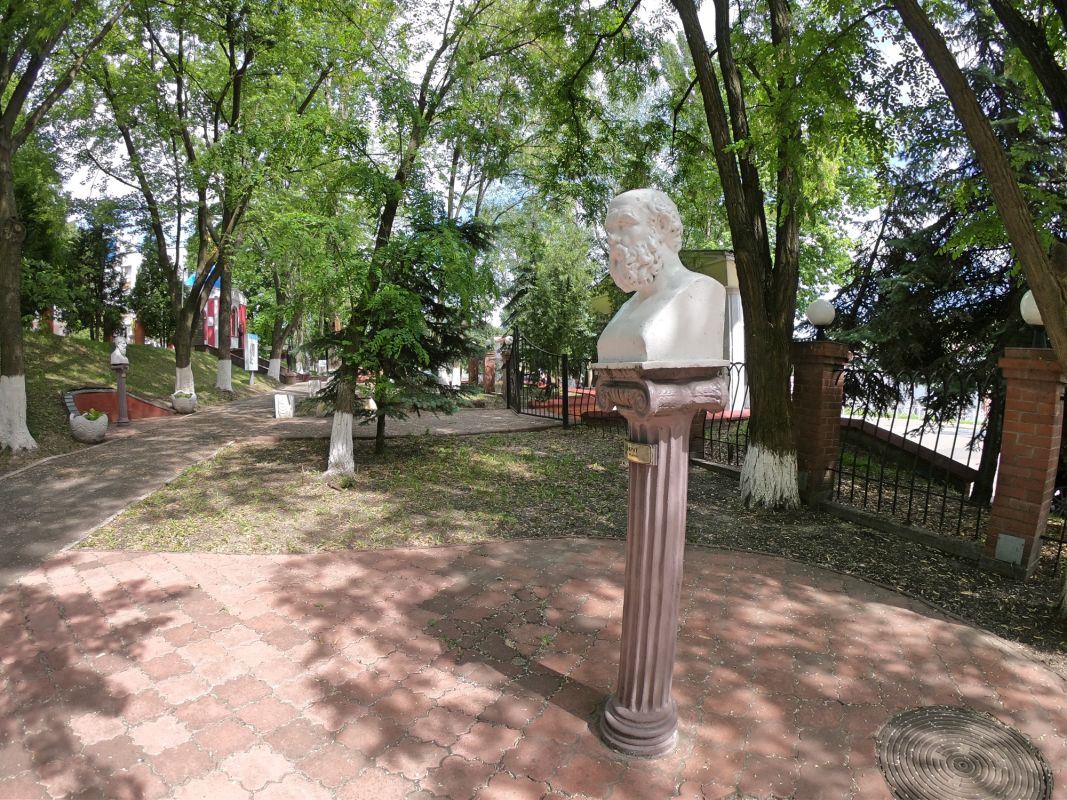 Памятник Сократу на трерртории МАУП