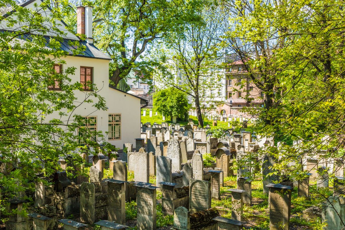 Синагога и кладбище Рему