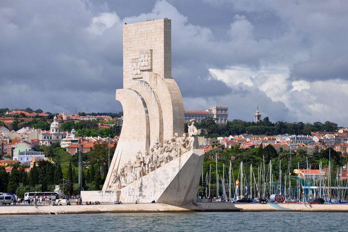 Памятник Первооткрывателям