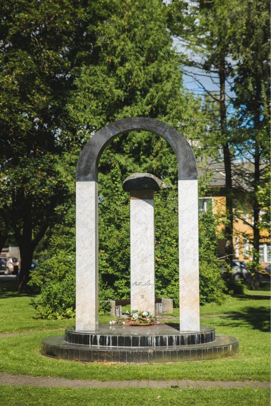 Памятный знак и парк Бетти Алвер