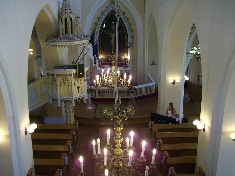 Церковь в Урвасте и кладбище на берегу озера Ухтъярв