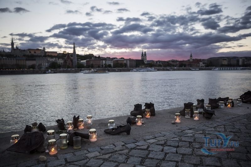 Ботинки на берегу Дуная