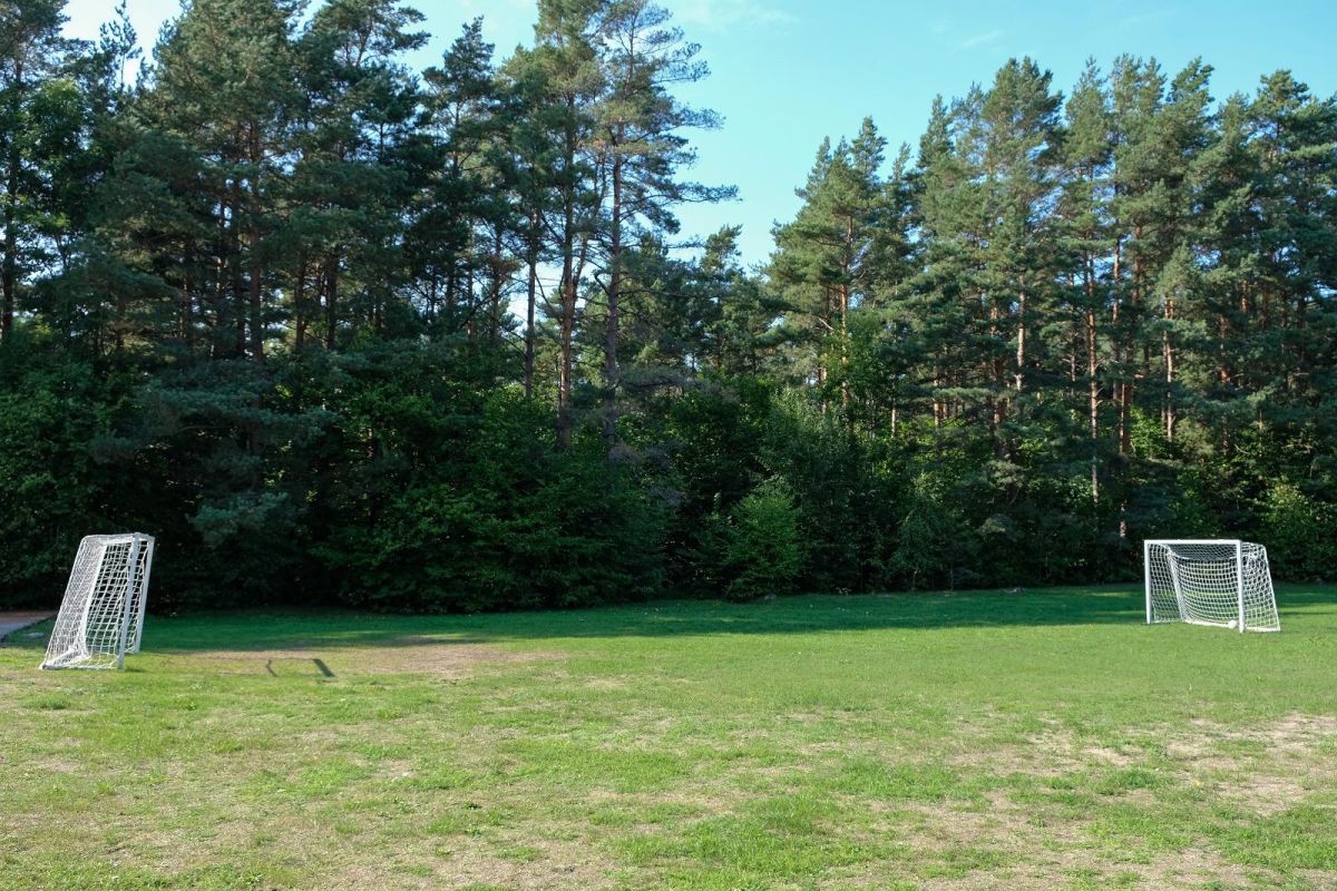 Теннисная и футбольная площадка у старого народного дома на острове Кихну