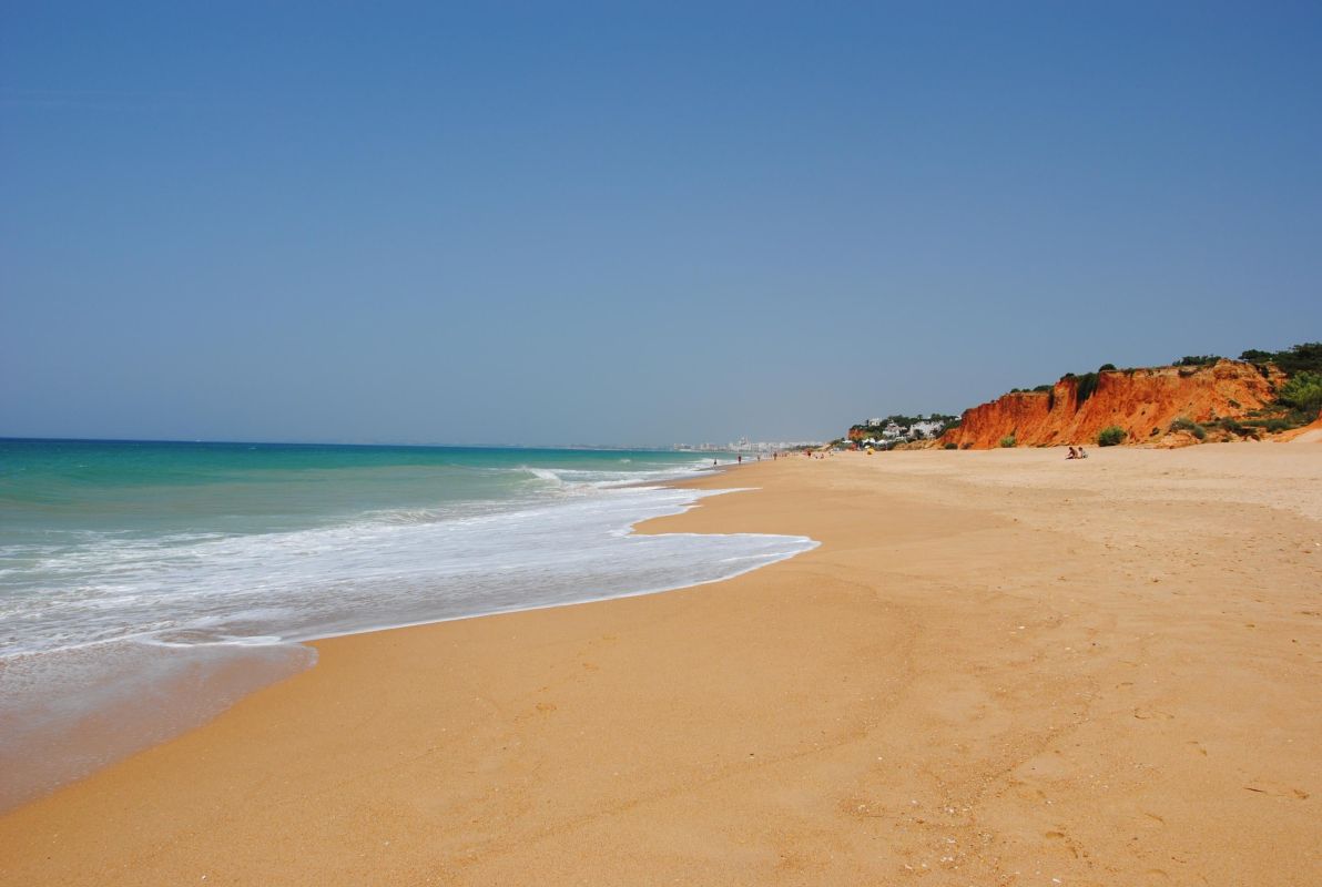 Пляж «Прайя-ди-Вале-ду-Лобу»